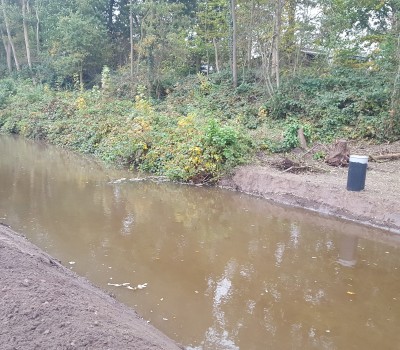 Aanbrengen stalen voetgangersbrug en trapopgangen in wandelgebied