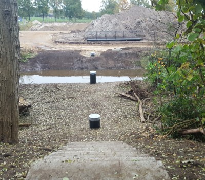 Aanbrengen stalen voetgangersbrug en trapopgangen in wandelgebied