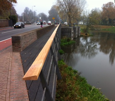 Vervangen houten delen voetgangers- fietsbrug inclusief slijtlaag dek