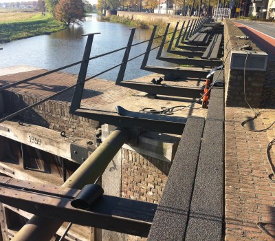 Vervangen houten delen voetgangers- fietsbrug inclusief slijtlaag dek