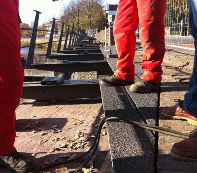 Vervangen houten delen voetgangers- fietsbrug inclusief slijtlaag dek