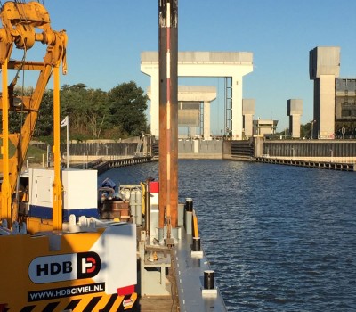 Reparatie dobberpalen drijvende remmingwerken kanaal