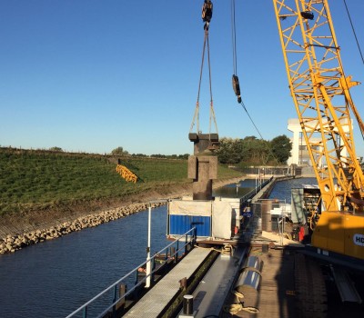 Reparatie dobberpalen drijvende remmingwerken kanaal