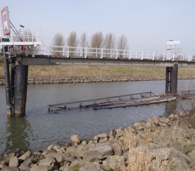 Reparatie aangevaren meerpaal en loopbruggen