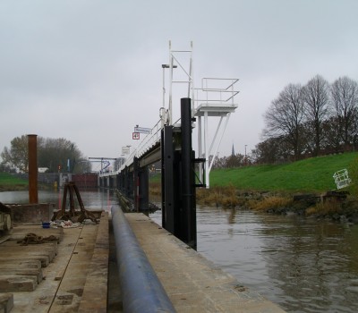 Reparatie aangevaren meerpaal en loopbruggen