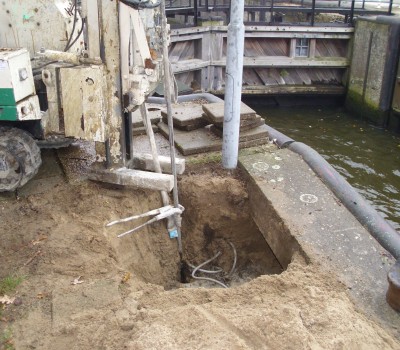 Bodeminjectie landhoofden sluis ivm uitspoeling