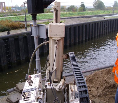 Bodeminjectie landhoofden sluis ivm uitspoeling