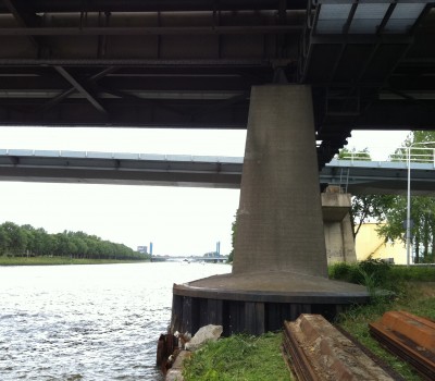 Aanbrengen damwand onder brug