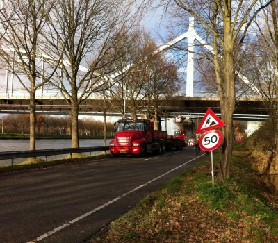 Aanbrengen damwand onder brug