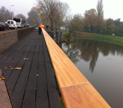 Vervangen houten delen voetgangers- fietsbrug inclusief slijtlaag dek