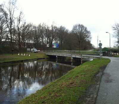 Betonnen fietsbrug over kanaal