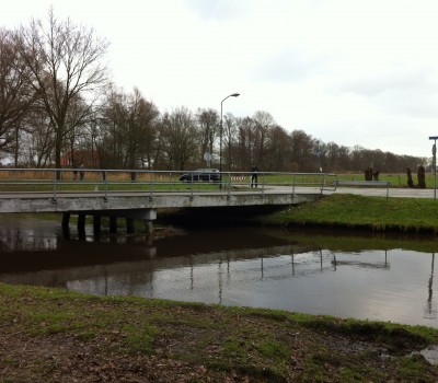 Betonnen fietsbrug over kanaal