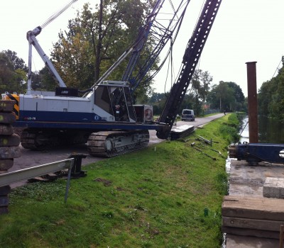 Betonnen fietsbrug over kanaal