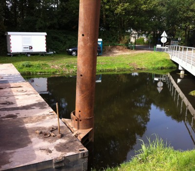 Betonnen fietsbrug over kanaal