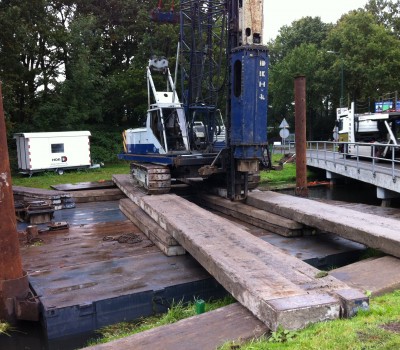 Betonnen fietsbrug over kanaal