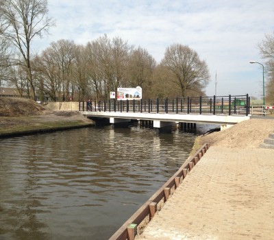 Betonnen fietsbrug over kanaal