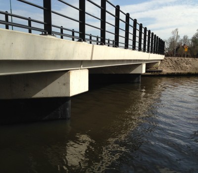 Betonnen fietsbrug over kanaal