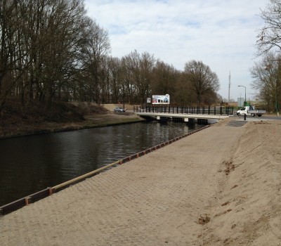 Betonnen fietsbrug over kanaal