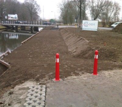 Betonnen fietsbrug over kanaal