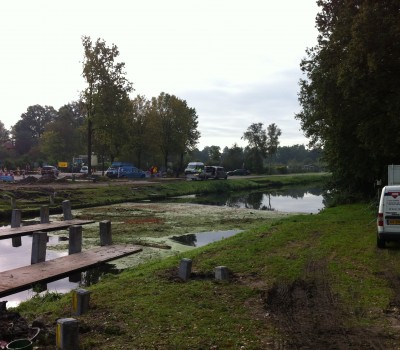 Betonnen fietsbrug over kanaal