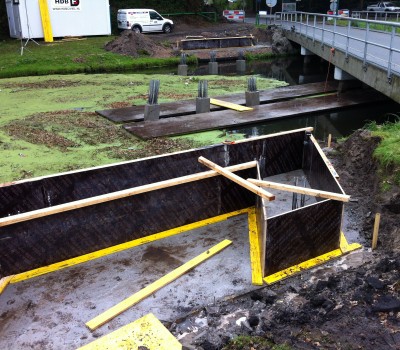 Betonnen fietsbrug over kanaal