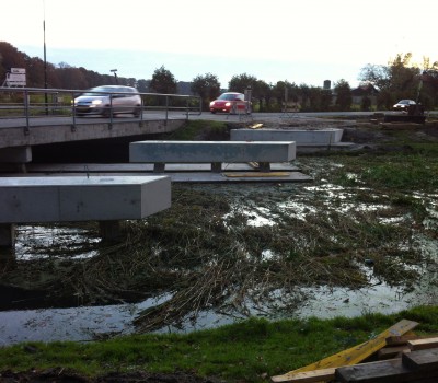 Betonnen fietsbrug over kanaal