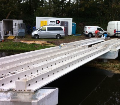 Betonnen fietsbrug over kanaal