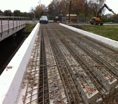 Betonnen fietsbrug over kanaal