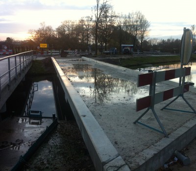 Betonnen fietsbrug over kanaal