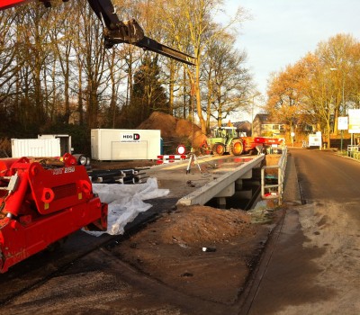 Betonnen fietsbrug over kanaal