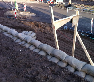 Betonnen fietsbrug over kanaal