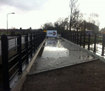 Betonnen fietsbrug over kanaal