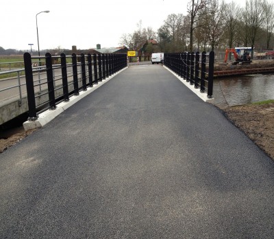 Betonnen fietsbrug over kanaal