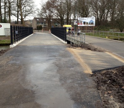 Betonnen fietsbrug over kanaal