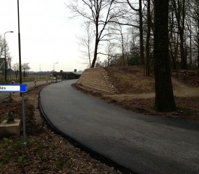 Betonnen fietsbrug over kanaal