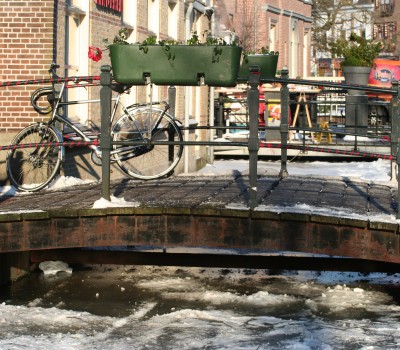 Stalen brug over gracht in binnenstad