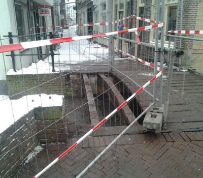 Stalen brug over gracht in binnenstad