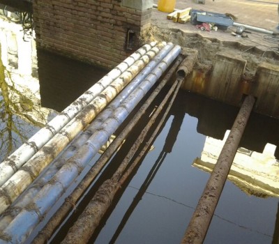 Stalen brug over gracht in binnenstad