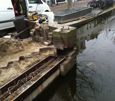 Stalen brug over gracht in binnenstad