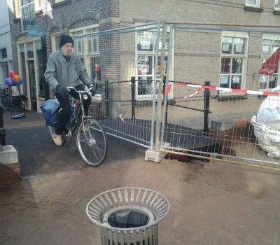 Stalen brug over gracht in binnenstad