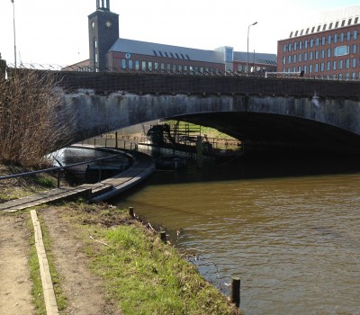 Aanbrengen anti-vogelnet onder brug