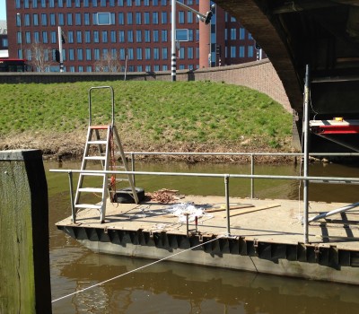 Aanbrengen anti-vogelnet onder brug