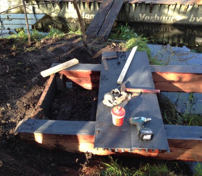 Houten voetgangersbrug in park