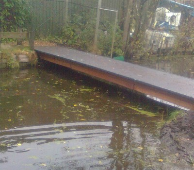 Houten voetgangersbrug in park