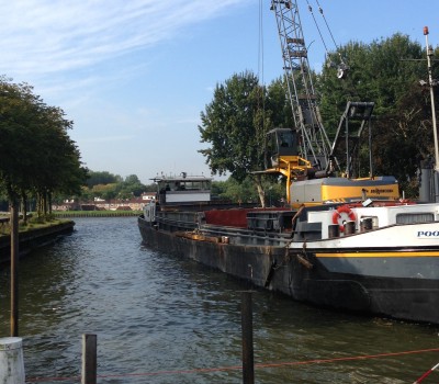 Steenbestorting invaart kanaal