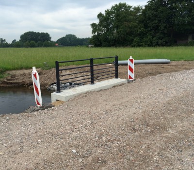 Aanleg duiker in beek inclusief tijdelijk ompompen beek