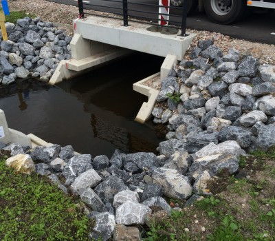 Aanleg duiker in beek inclusief tijdelijk ompompen beek