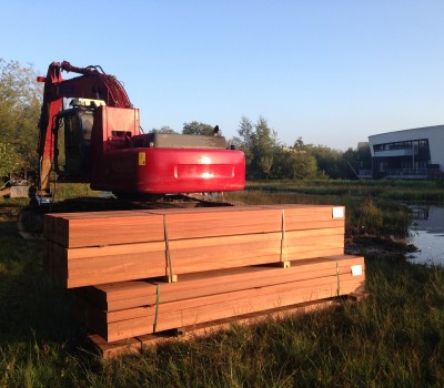 Aanleg loopsteiger met kunststof dek in een natuurgebied