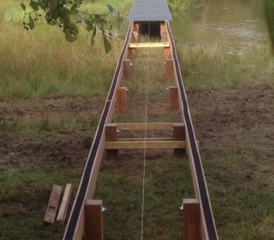 Aanleg loopsteiger met kunststof dek in een natuurgebied