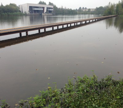 Aanleg loopsteiger met kunststof dek in een natuurgebied